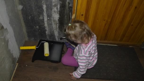 La niña cepillo frotis pegamento de pared de piedra para fondo de pantalla — Vídeo de stock