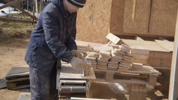 Die Arbeit an der Maschine schneidet den Stein, Laserscheibe — Stockvideo