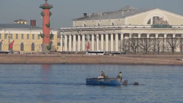 Росія, Санкт-Петербург, 6 травня 2019-редакція відео, на річці Неви поєрів риболовля рано вранці — стокове відео