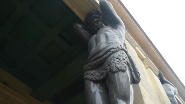 Άγαλμα από πέτρα, γρανίτη, Άτλαντ, Θεός ψηλός ισχυρός άνθρωπος — Αρχείο Βίντεο