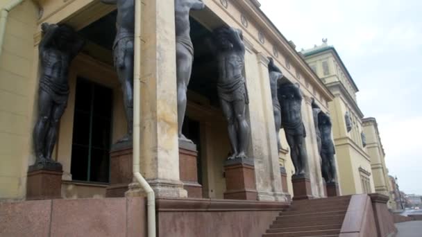 Statue aus Stein, Granit, Atlant, Gott großer starker Mann — Stockvideo