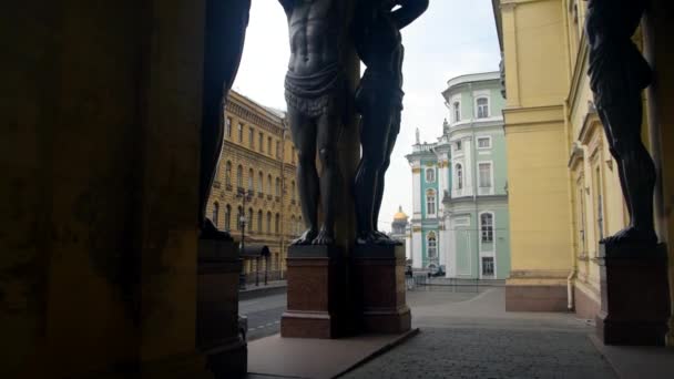 Statue aus Stein, Granit, Atlant, Gott großer starker Mann — Stockvideo