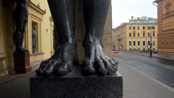 Statue aus Stein, Granit, Atlant, Gott großer starker Mann — Stockvideo