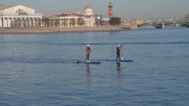 Rusya, St. Petersburg, 10 Mayıs 2019 - editoryal, Sip sörf nehirler üzerinde şehir turizmi