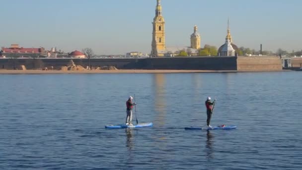 Russia, St. Petersburg, May 10, 2019 - editorial, city tourism on rivers on SIP surfing — стоковое видео