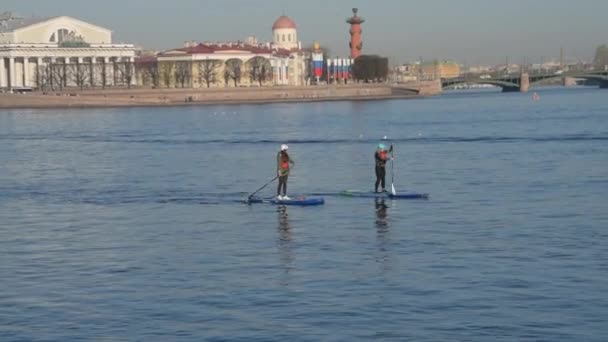 Ryssland, St. Petersburg, 10 maj, 2019-redaktionellt, stads turism på floder på SIP surfing — Stockvideo