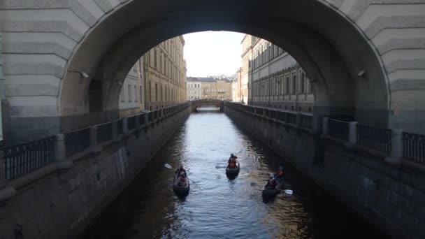 Turistas de la ciudad viajando en kayak — Vídeo de stock