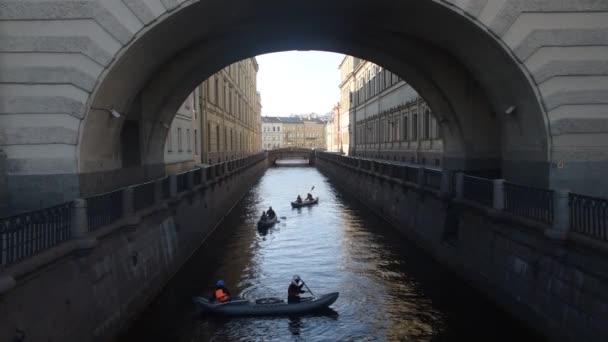 Ryssland, St Petersburg, 15 maj, 2019-ledare, i staden på floden turister kajak — Stockvideo