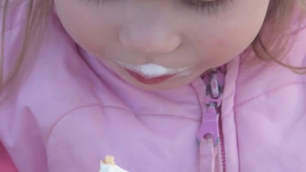 Dítě ve venkovním parku pojídáním zmrzliny — Stock video