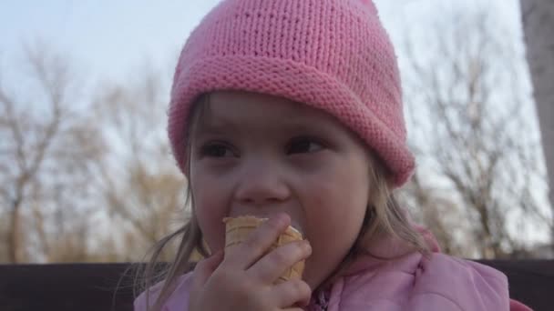 L'enfant dans le parc extérieur mangeant la crème glacée — Video