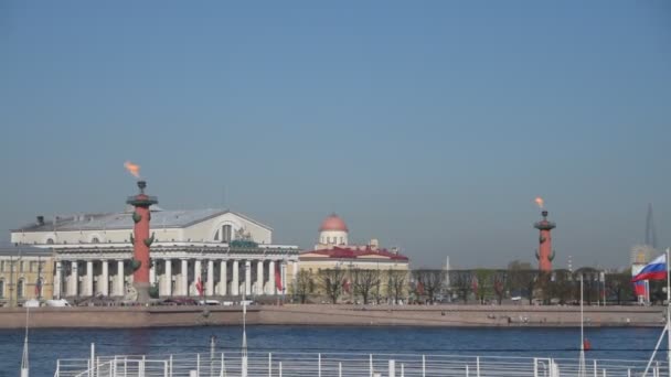 Russland, st. petersburg, 9. mai 2019 - tag beleuchtet die lichter der schießsäule, zu ehren des siegtages in wwii — Stockvideo