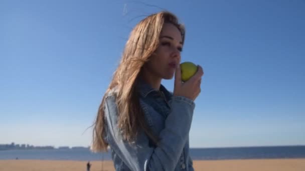 Piękna dziewczyna jedzenia jabłko na zewnątrz zdrowe jedzenie — Wideo stockowe