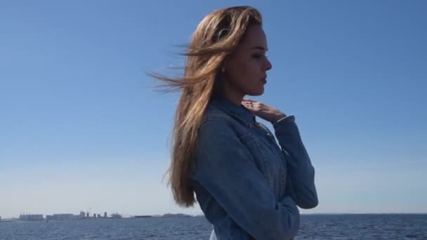 Das schöne Mädchen am Strand in der Stadt spaziert an einem sonnigen Tag — Stockvideo