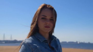 ceket rüzgar güzel kız saçlarını fırfırlar