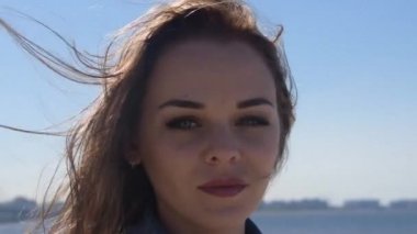 ceket rüzgar güzel kız saçlarını fırfırlar