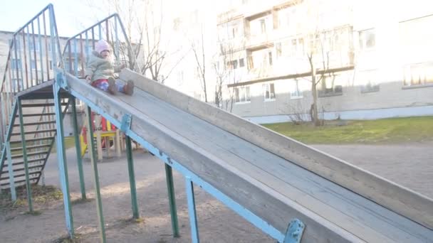 Il bambino estate triste cavalcando giù per la collina — Video Stock