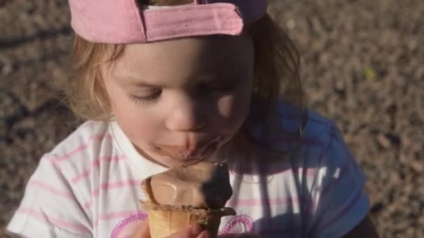 A menina comendo sorvete de chocolate fora — Vídeo de Stock