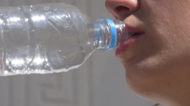 genç kız bir şişeden soğuk su içme