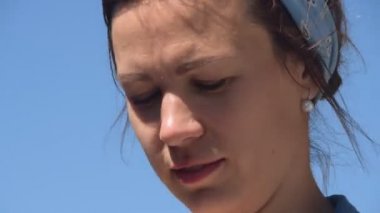 genç kız bir şişeden soğuk su içme