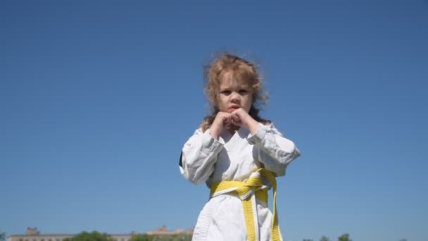 Das Mädchen im Kimono erfüllt Schläge — Stockvideo