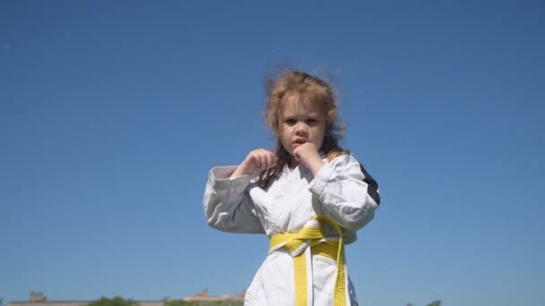 Το κορίτσι με το κιμονό ικανοποιεί τα χτυπήματα — Αρχείο Βίντεο