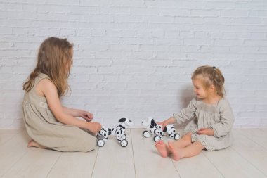 oynayan kız bebek köpek robot ilgilenir