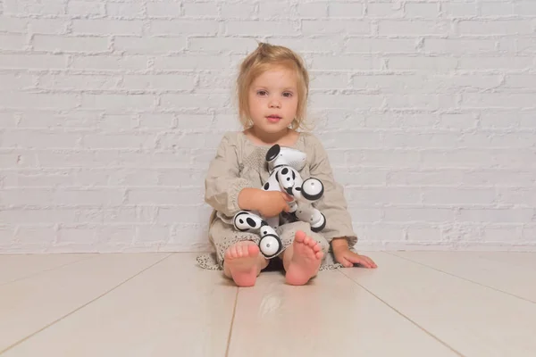 oynayan kız bebek köpek robot ilgilenir