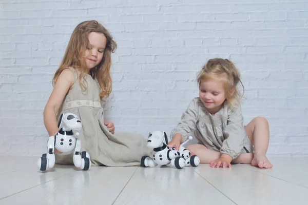 Oynayan kız bebek köpek robot ilgilenir — Stok fotoğraf