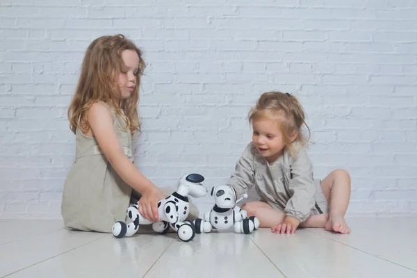 La niña jugando se encarga del robot perro — Foto de Stock