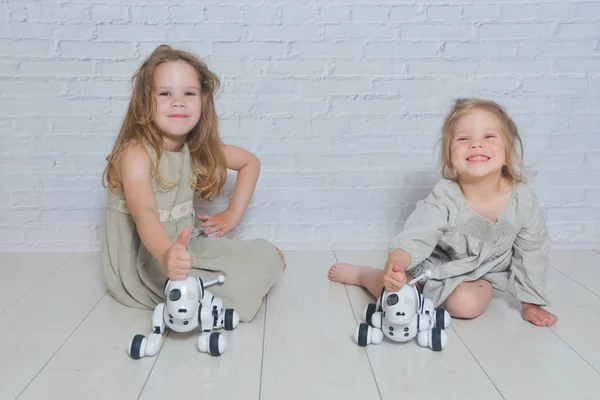 La niña jugando se encarga del robot perro — Foto de Stock