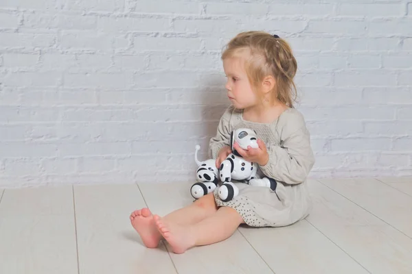 La niña jugando se encarga del robot perro — Foto de Stock