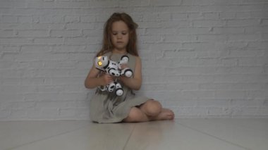 oynayan kız bebek köpek robot ilgilenir