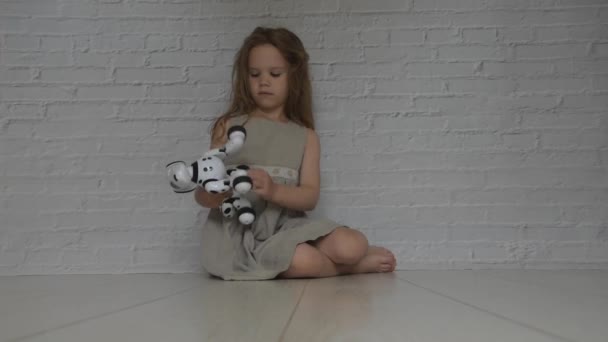 La niña jugando se encarga del robot perro — Vídeos de Stock