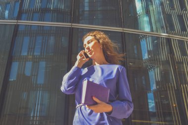 telefon not defteri ve kalem ile iş kız ve ofis dışında