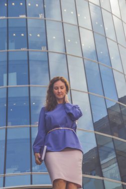 telefon not defteri ve kalem ile bir dış iş kızı ve ofis