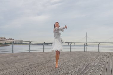 beyaz bir elbise dans sahil kız