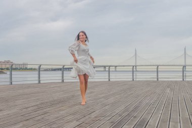 beyaz bir elbise dans sahil kız