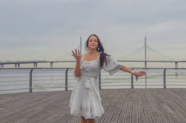 beyaz bir elbise dans sahil kız