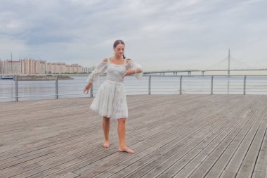 beyaz bir elbise dans sahil kız