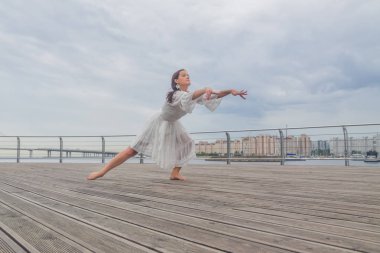 beyaz bir elbise dans sahil kız