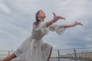 beyaz bir elbise dans sahil kız