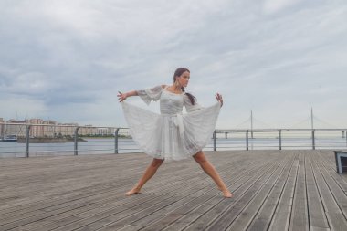 beyaz bir elbise dans sahil kız