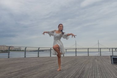 beyaz bir elbise dans sahil kız