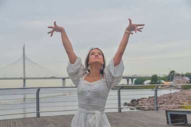 beyaz bir elbise dans sahil kız