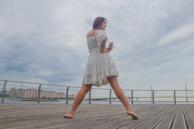 beyaz bir elbise dans sahil kız