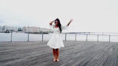 beyaz bir elbise dans sahil kız