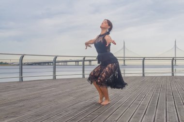 siyah bir elbise dans sahil kız