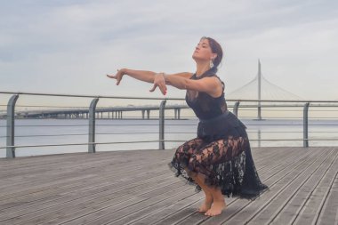 siyah bir elbise dans sahil kız