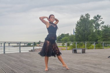 siyah bir elbise dans sahil kız