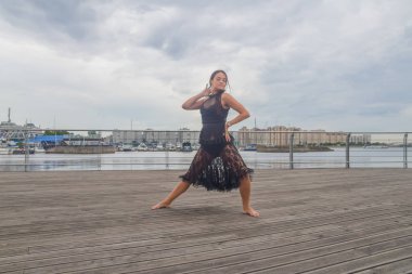 siyah bir elbise dans sahil kız